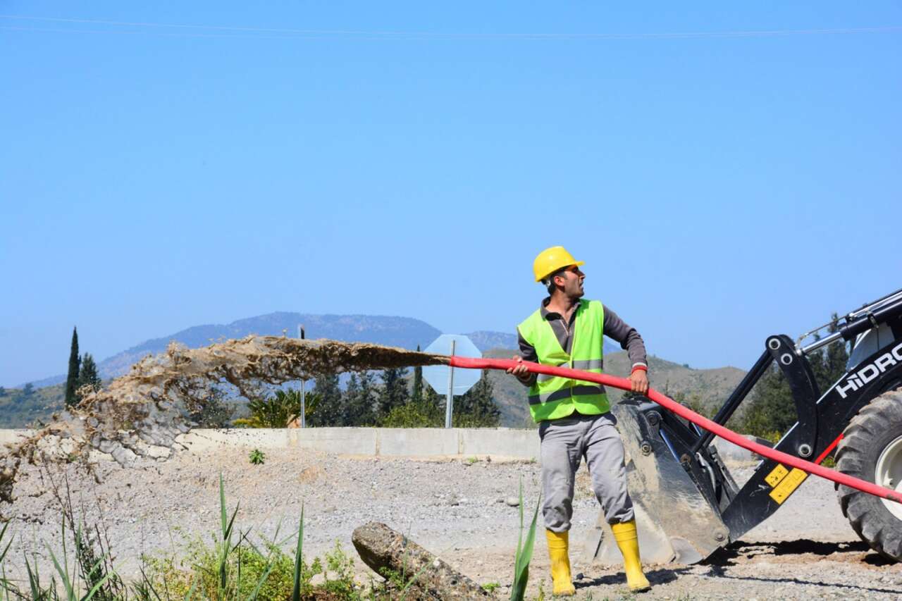 Bodrum Bayrama Susuz Giriyor: Peş Peşe Patlayan Hatlar Denizin Rengini Kahverengiye Çevirdi 9